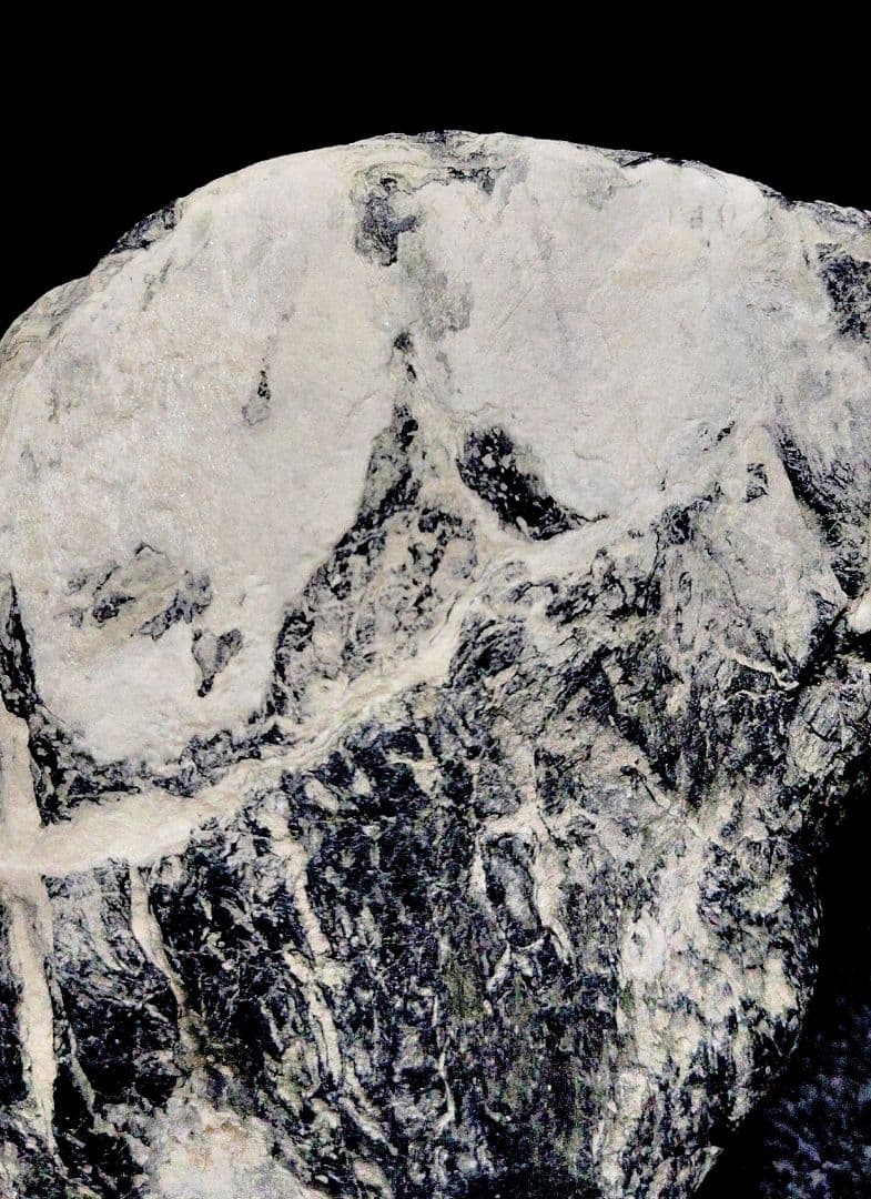 ★翡翠原石★糸魚川硬玉【大所メランジュ黒・底カット・582ｇ】