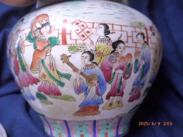美品　大清同治年製　款 　彩色唐絵美人図 蓋付壺です。高さは約23センチ
