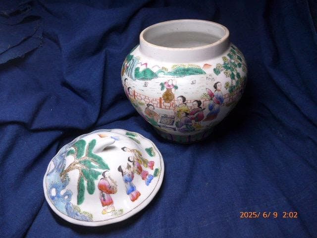 美品　大清同治年製　款 　彩色唐絵美人図 蓋付壺です。高さは約23センチ