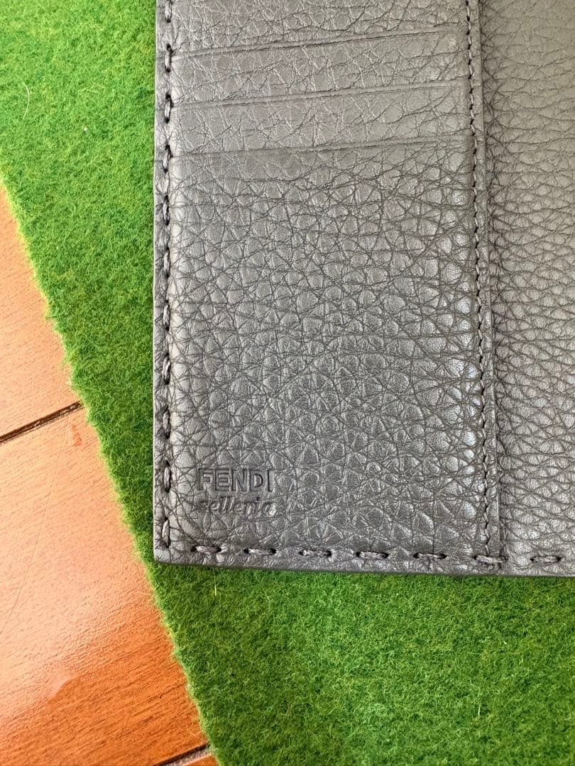 未使用 FENDI グレー パスポートケース フェンディ