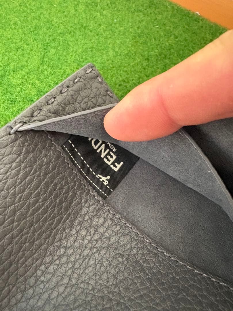 未使用 FENDI グレー パスポートケース フェンディ
