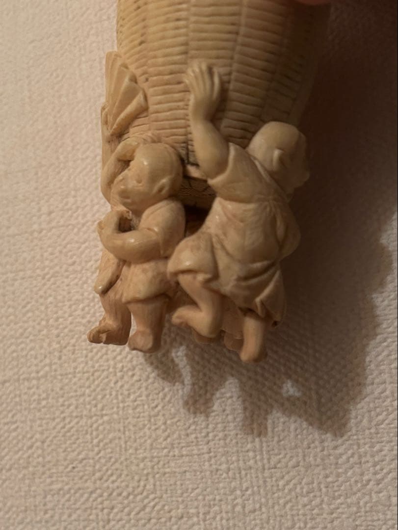 猿の置物　担桶モチーフ 縁起物 精巧彫刻 牙素材