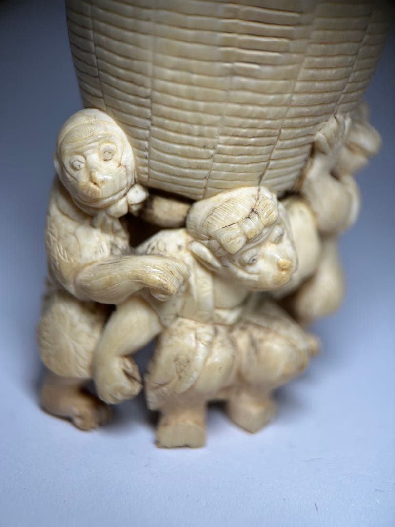 猿の置物　担桶モチーフ 縁起物 精巧彫刻 牙素材