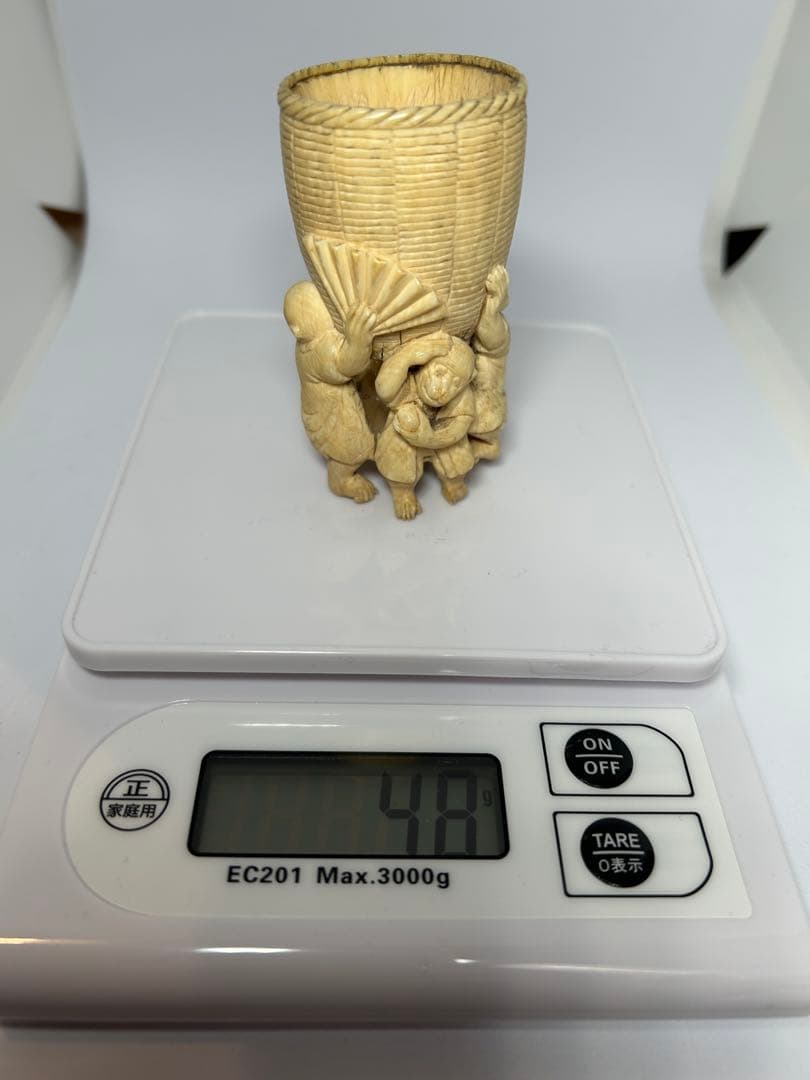 猿の置物　担桶モチーフ 縁起物 精巧彫刻 牙素材