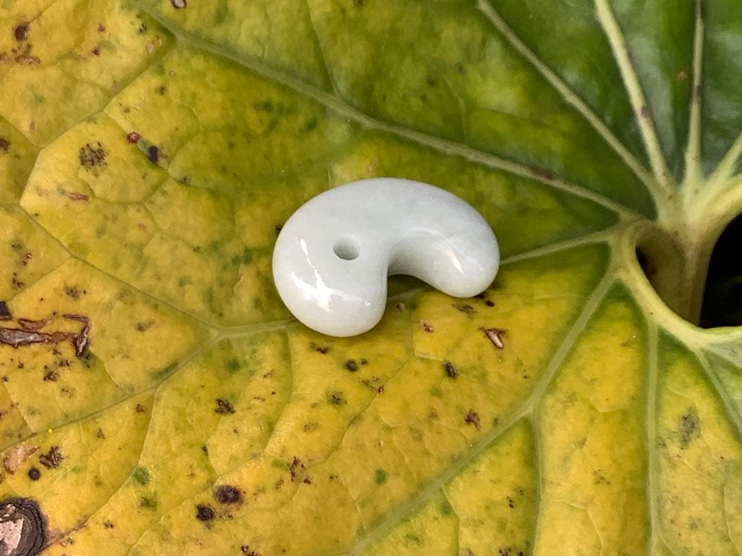 ✳極上物　本物ジェダイト　糸魚川翡翠勾玉　最安値卸し‼️ 守護石に　鑑定機関鑑…