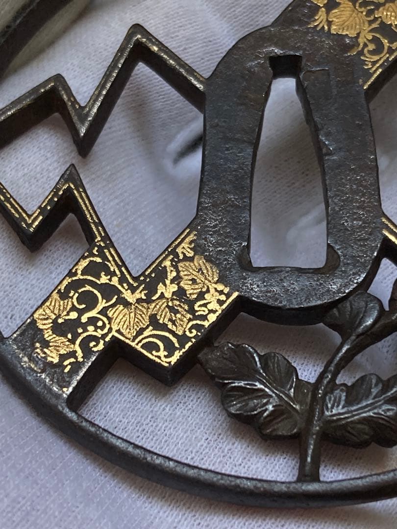 【特別保存刀装具】菊熨斗図透鐔 無銘京正阿弥　鉄地丸形透鍔