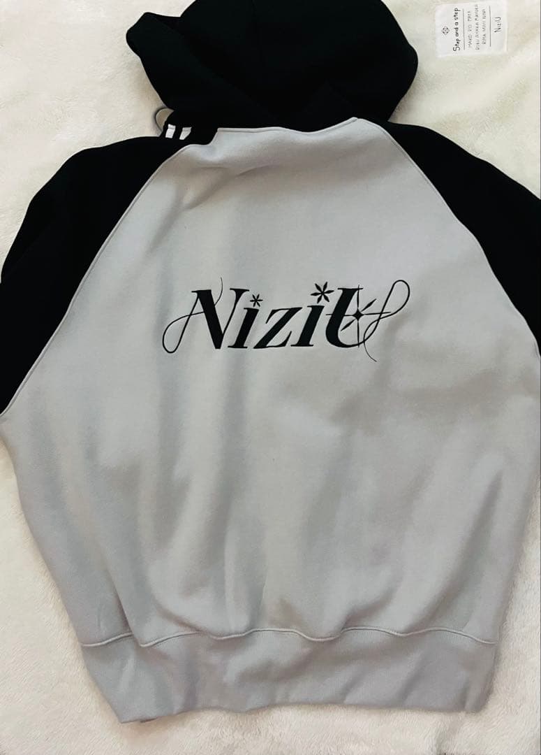 NiziU AWAKE フーディ XL