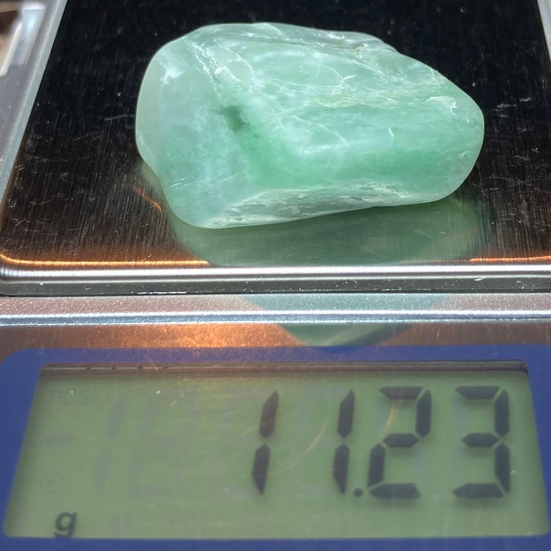 【美石】糸魚川翡翠　ロウカン質 翡翠　エメラルドグリーン　原石　11.2ｇ
