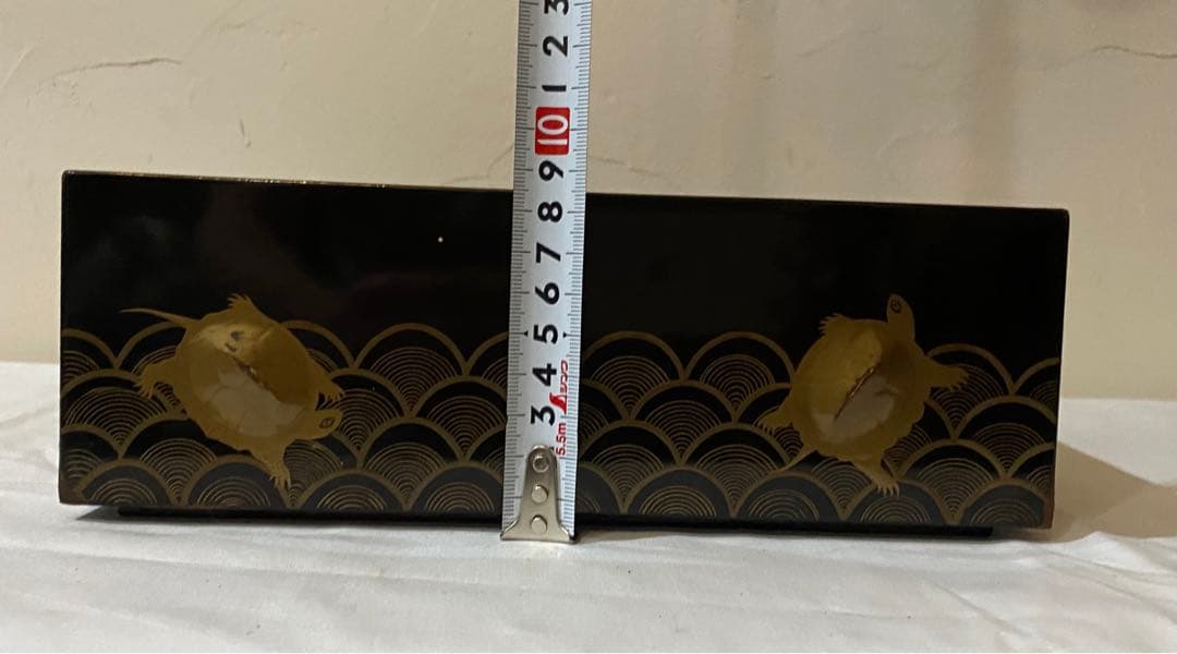 高蒔絵の亀と青海波の蒔絵が美しい段重