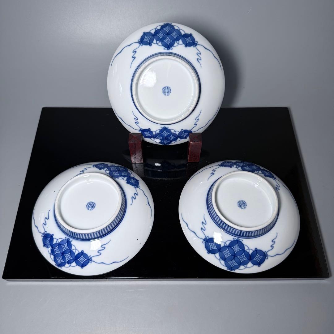 市川光春　鍋島藩御庭焼　色鍋島桜散桃文様高台皿　櫛高台　七宝繋ぎ