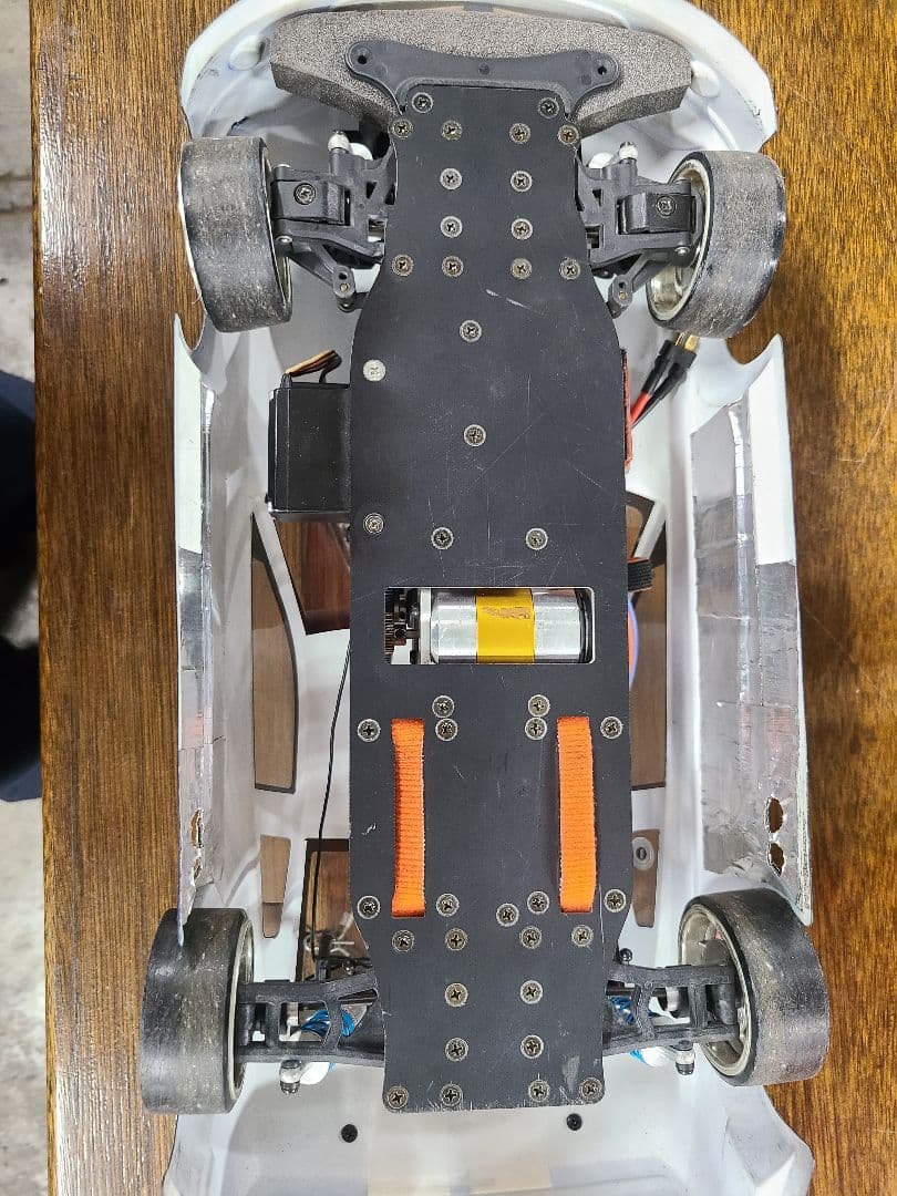 ラジコンカーとFutabaコントローラー