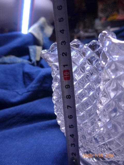 アンティークガラスの花瓶です。60年代のものだと思います