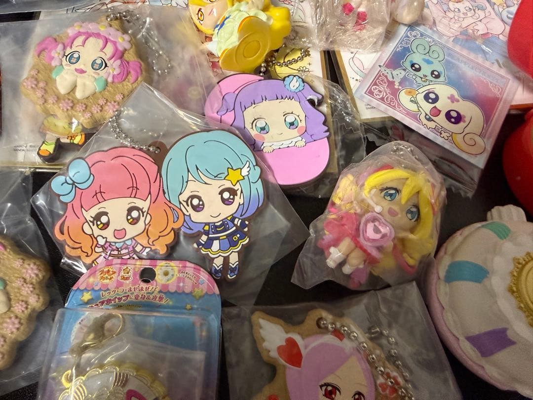 プリキュア グッズセット 大量　フィギュア　色紙　バッジ　　　 キーホルダー