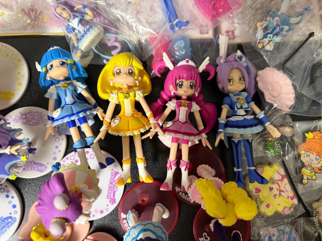 プリキュア グッズセット 大量　フィギュア　色紙　バッジ　　　 キーホルダー