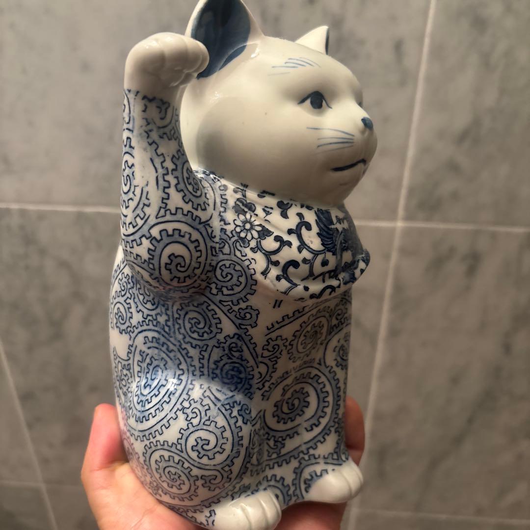 アンティーク　瞳やまつ毛、ヒゲ、体の唐草模様が美しい陶磁器の招き猫