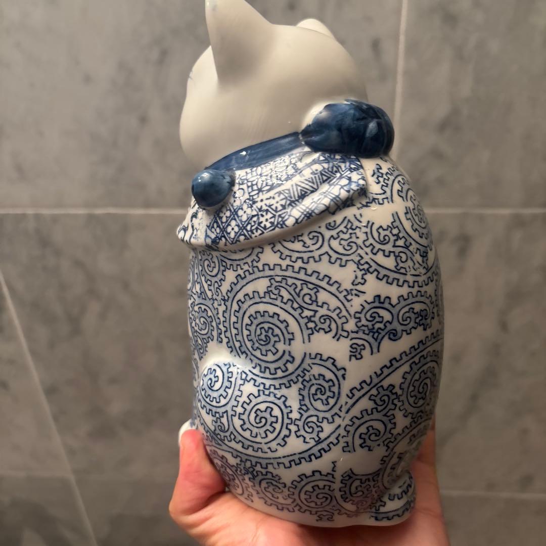 アンティーク　瞳やまつ毛、ヒゲ、体の唐草模様が美しい陶磁器の招き猫