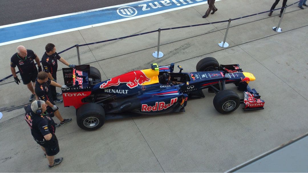 直筆サイン入り　F1レッドブル　ベッテル　1/2ミニヘルメット