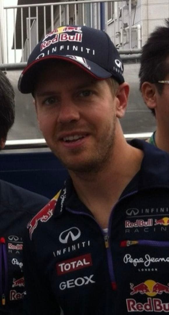 直筆サイン入り　F1レッドブル　ベッテル　1/2ミニヘルメット