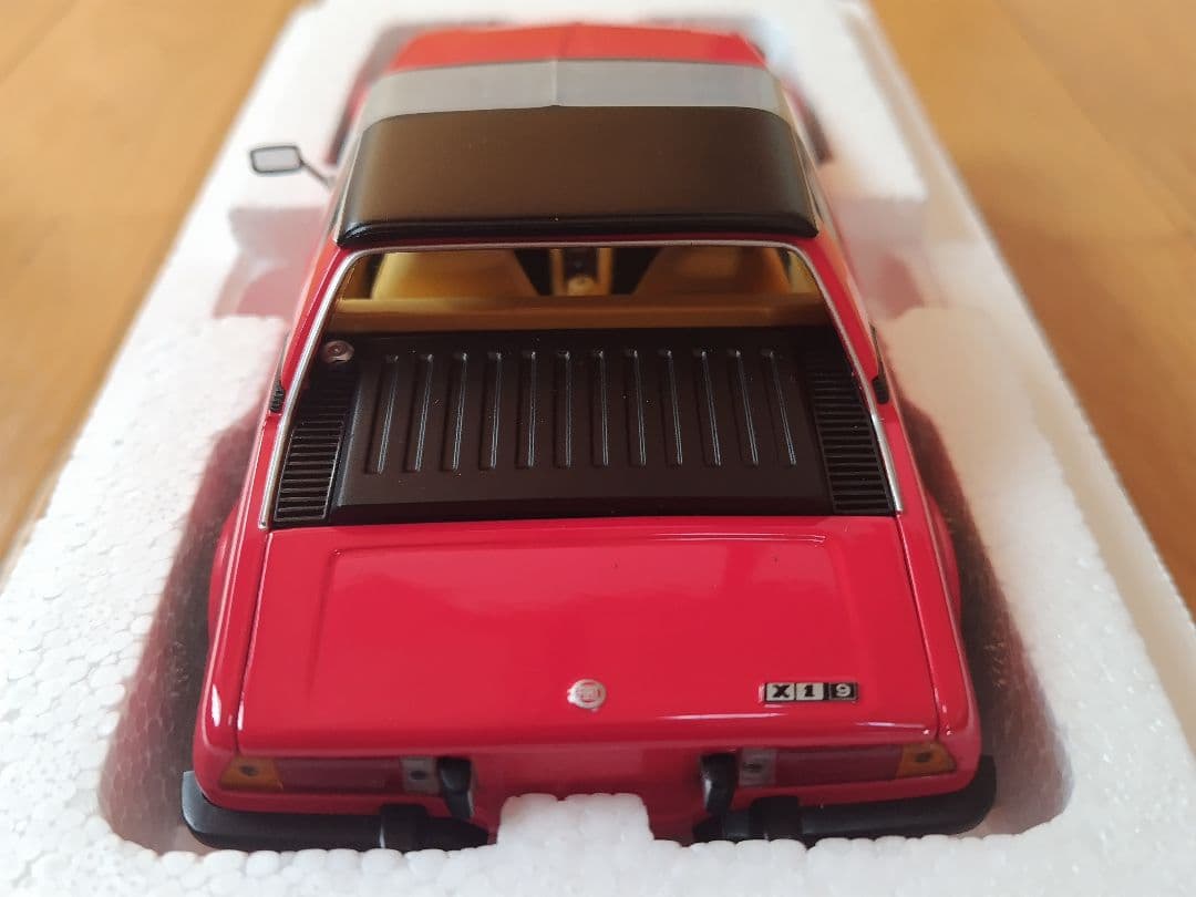 ミニチャンプス「FIAT X1/9·1974 」1:18