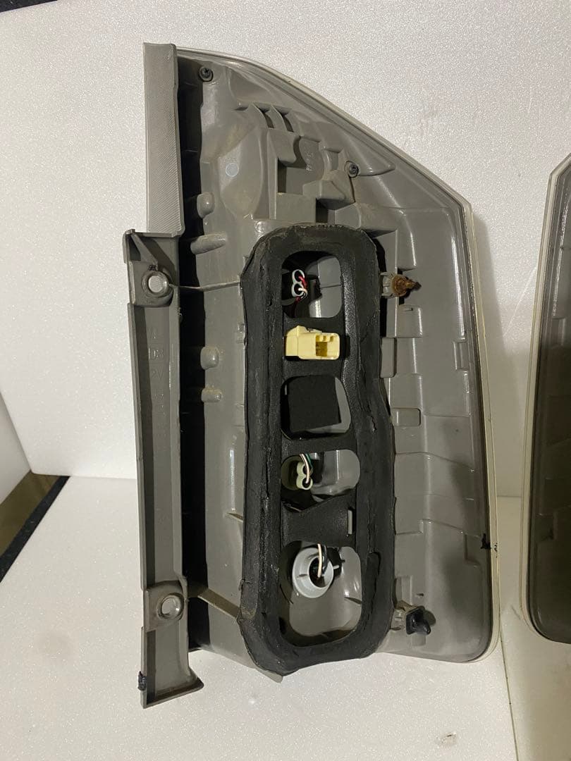 トヨタ ヴォクシー 70系 後期 純正LEDテールライト 左右セット