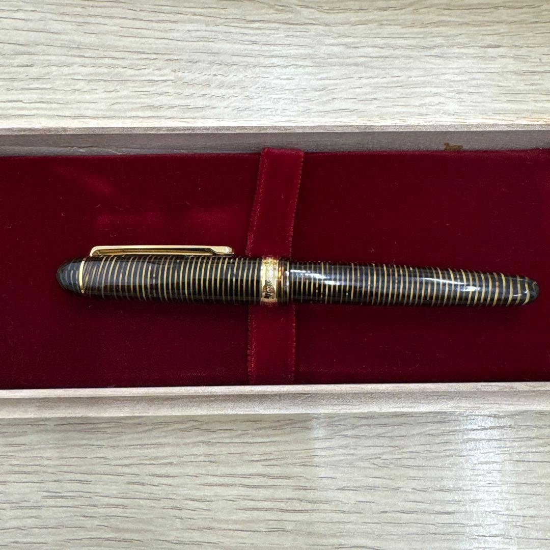 PLATINUM 万年筆 黒と金のストライプ