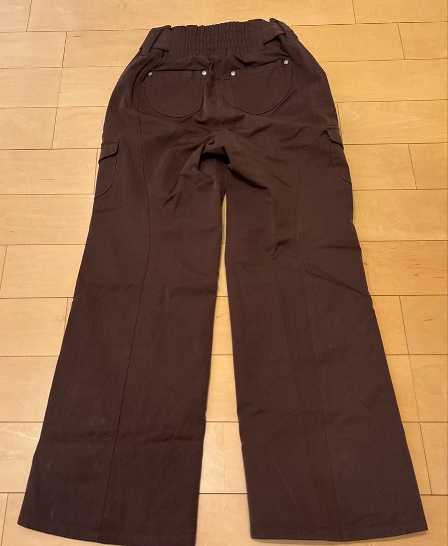 スキーウェアセット　ベージュファー付きホワイトジャケットとブラウンパンツ