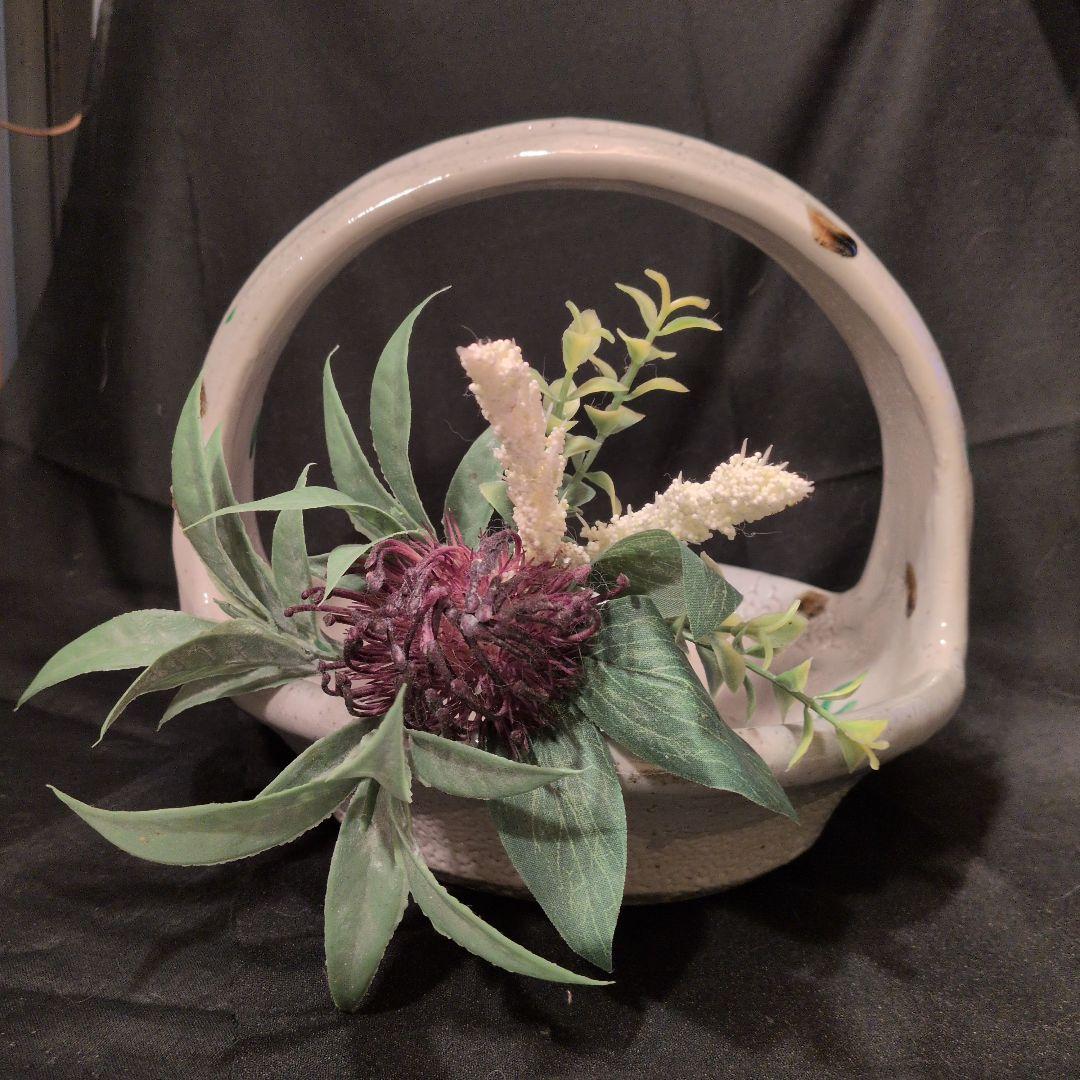 益子作家　松原直之さんの梅花皮赤絵手つき鉢。白地に赤絵が楽しい器です。