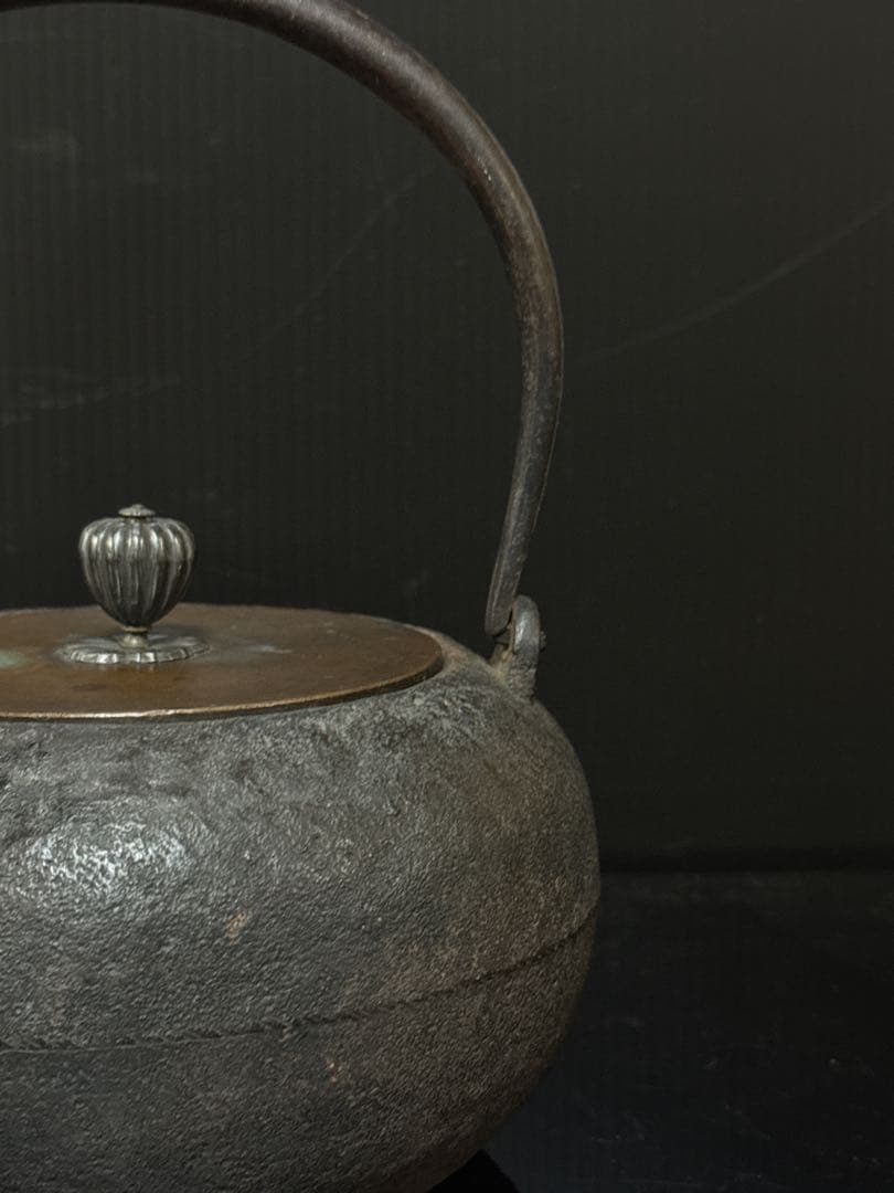 龍寿堂 浄寿 造 金象嵌提手 銀摘 平丸型 鉄瓶 茶道具