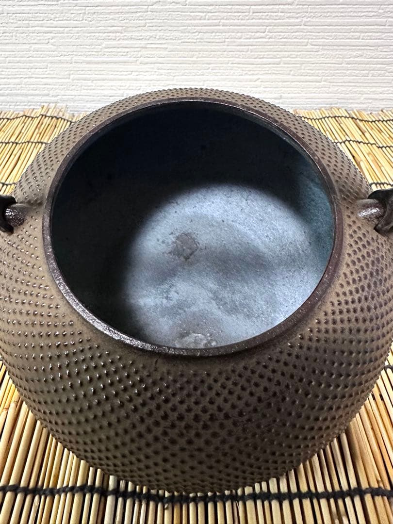 未使用品、タグ付　南部照光堂造　１８型アラレ　南部鉄瓶　南部鉄器　鉄瓶