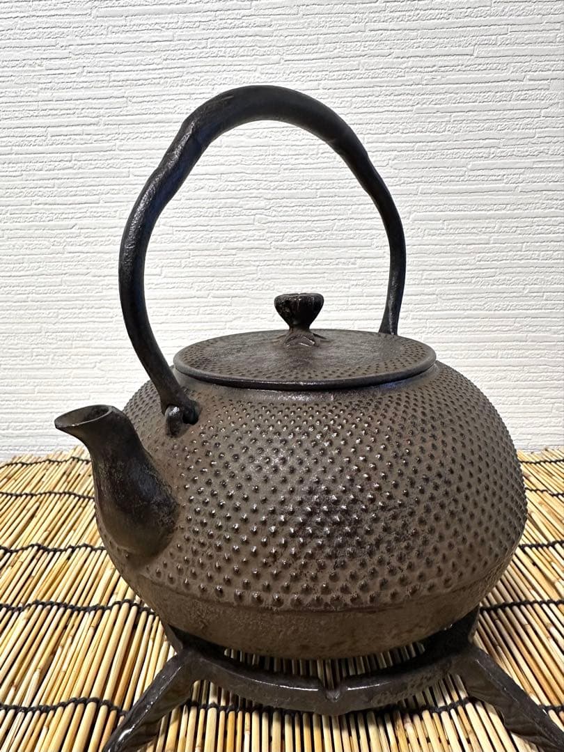 未使用品、タグ付　南部照光堂造　１８型アラレ　南部鉄瓶　南部鉄器　鉄瓶