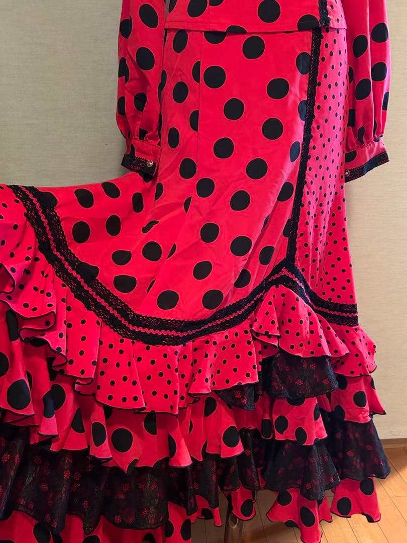 中古美品アトリエナオミ　フラメンコドレス 赤と黒の水玉模様ツーピース