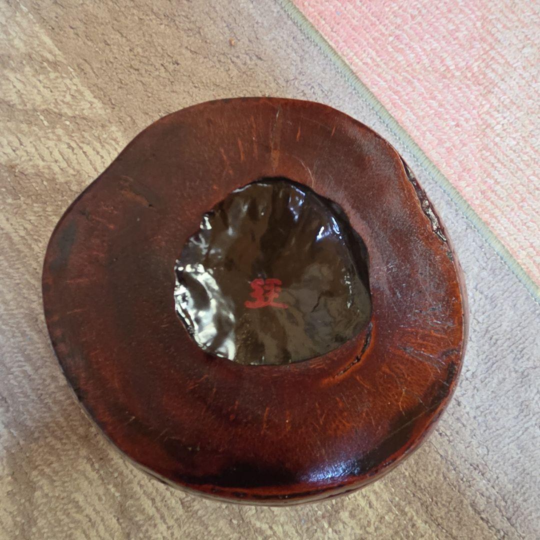 茶色い陶器製円筒形容器