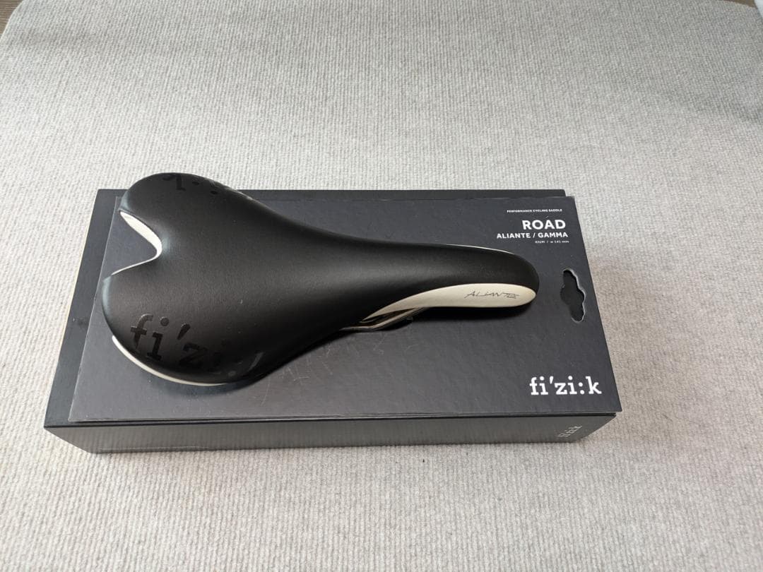 fizik Aliante GAMMA K:IUM RAIL 黒/白 サドル