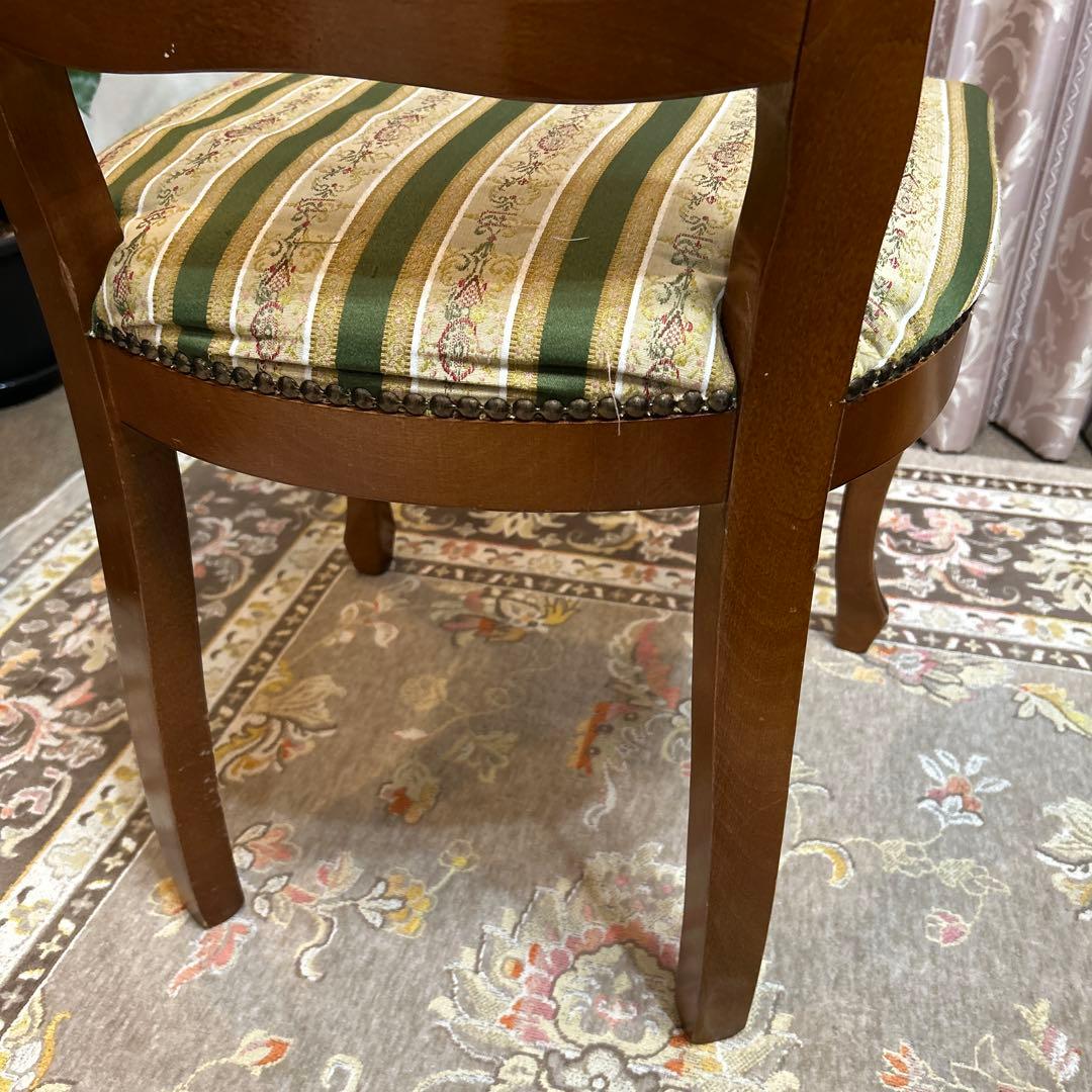 西洋スタイルのストライプ椅子