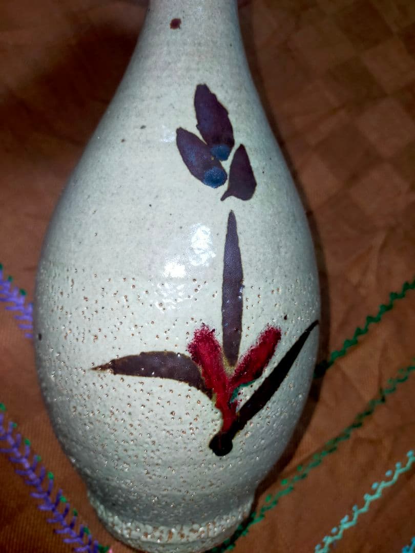 手に持つとしっくり来るという表現がピッタリの写真よりも実物の方が鼠色っぽ鶴首壷