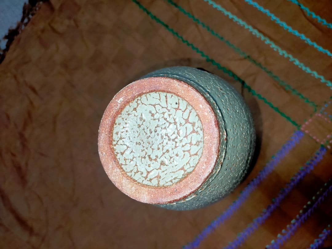 手に持つとしっくり来るという表現がピッタリの写真よりも実物の方が鼠色っぽ鶴首壷