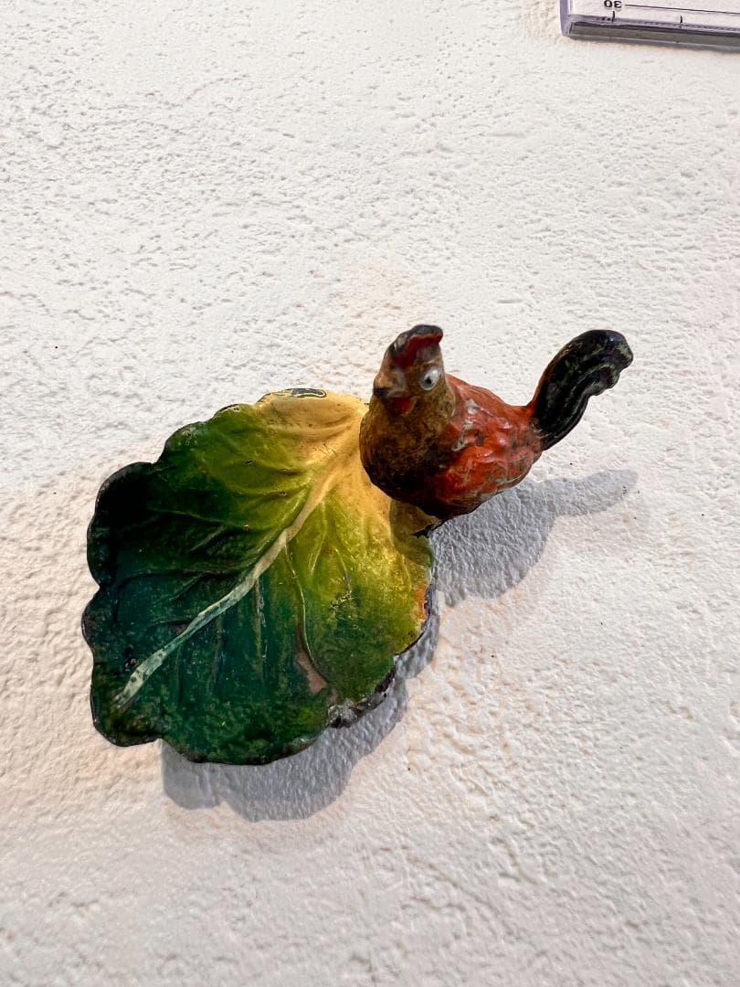 ミニチュアのフィギュア　 葉ににわとり　ビエナブロンズ