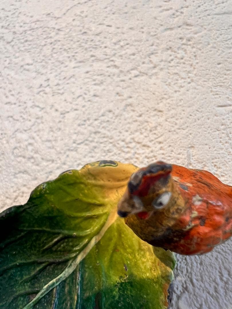 ミニチュアのフィギュア　 葉ににわとり　ビエナブロンズ