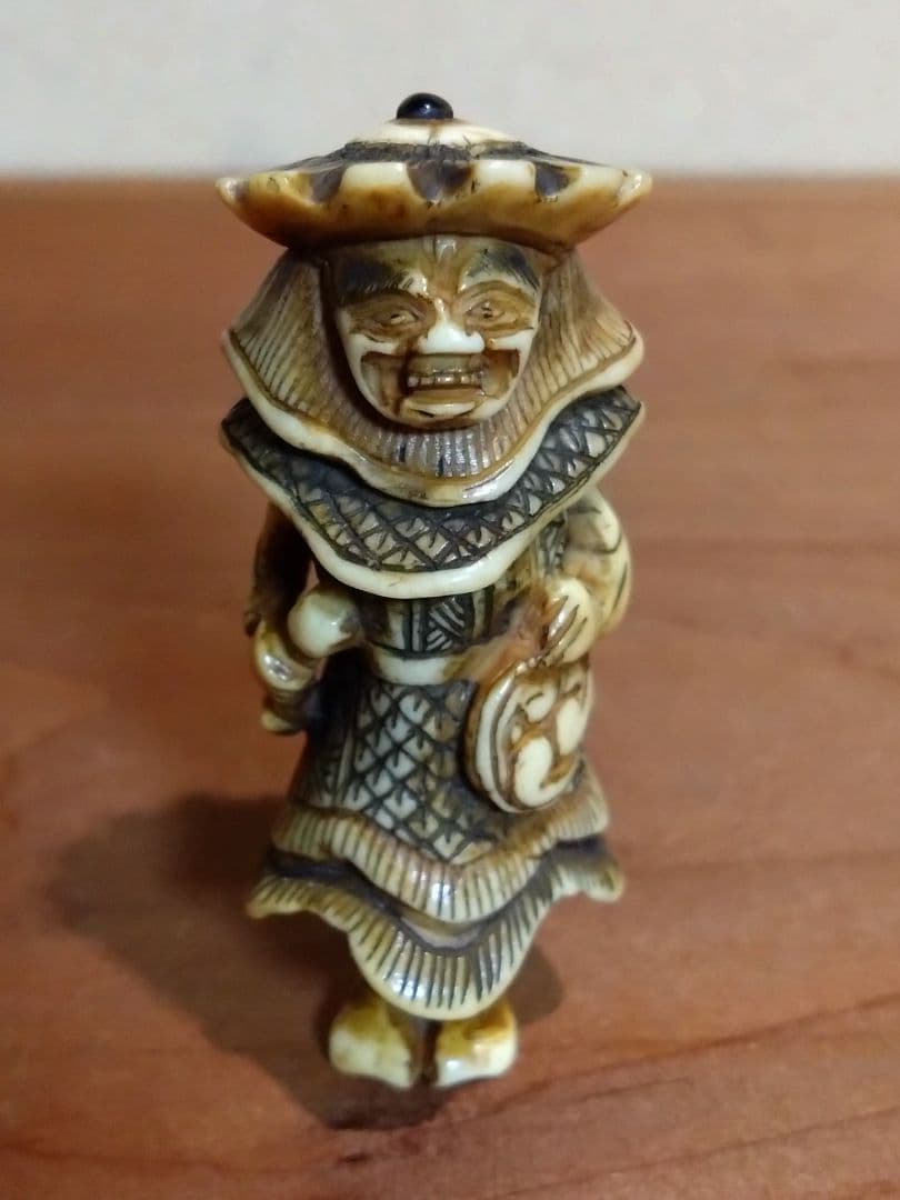 鹿角製 小太鼓を持つ韃靼人 根付 南蛮人 ダッタン人