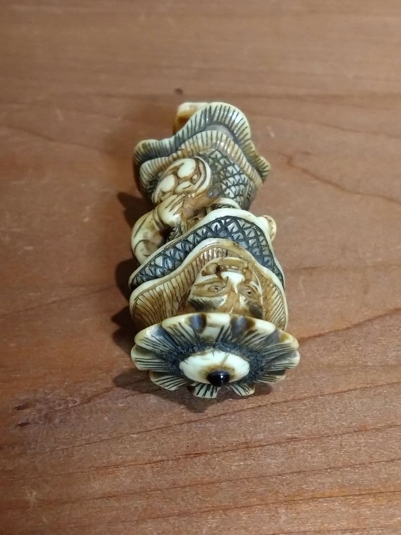 鹿角製 小太鼓を持つ韃靼人 根付 南蛮人 ダッタン人