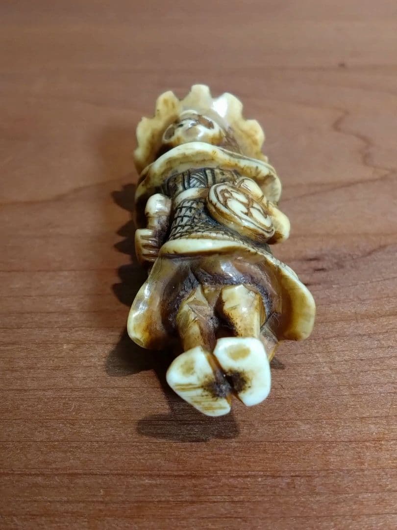 鹿角製 小太鼓を持つ韃靼人 根付 南蛮人 ダッタン人