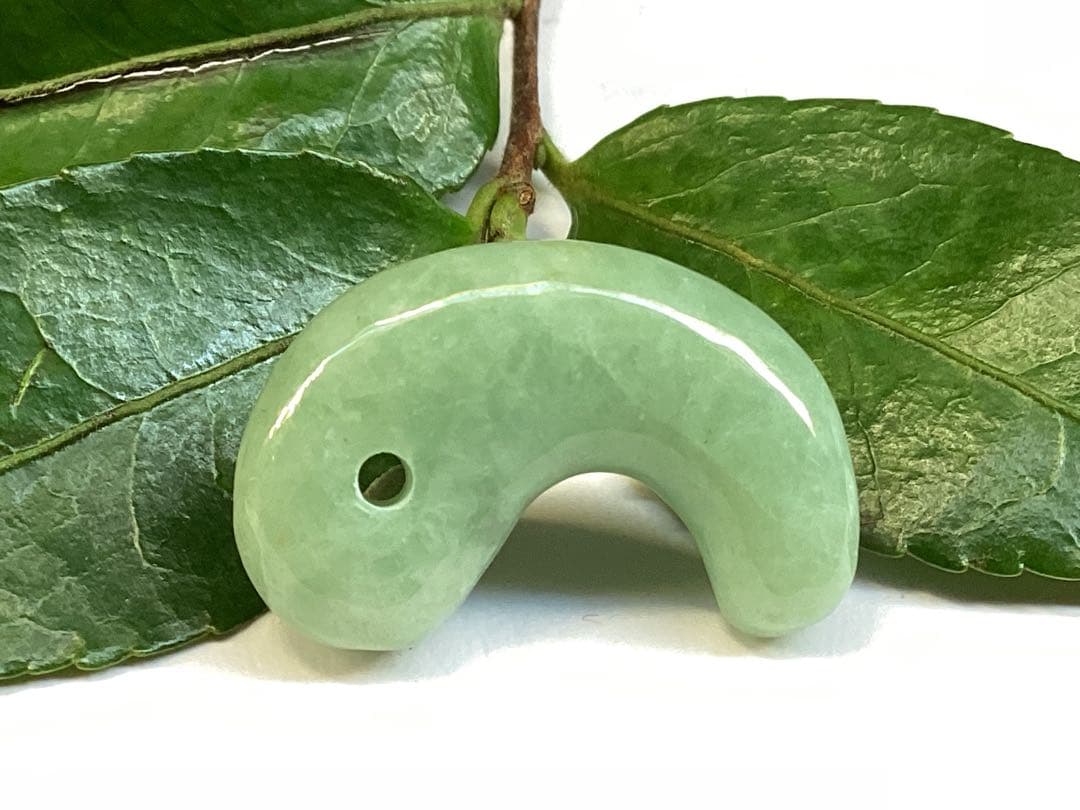 ✳1点特別安価卸し値段‼️ 緑色の糸魚川翡翠　外部鑑別書付　本物ジェダイト勾玉