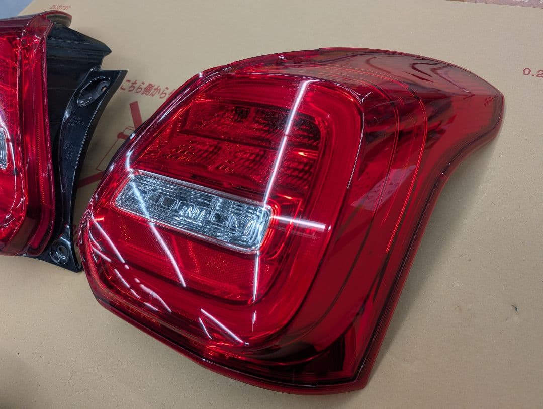 スイフト　スポーツ　テールランプ　左右