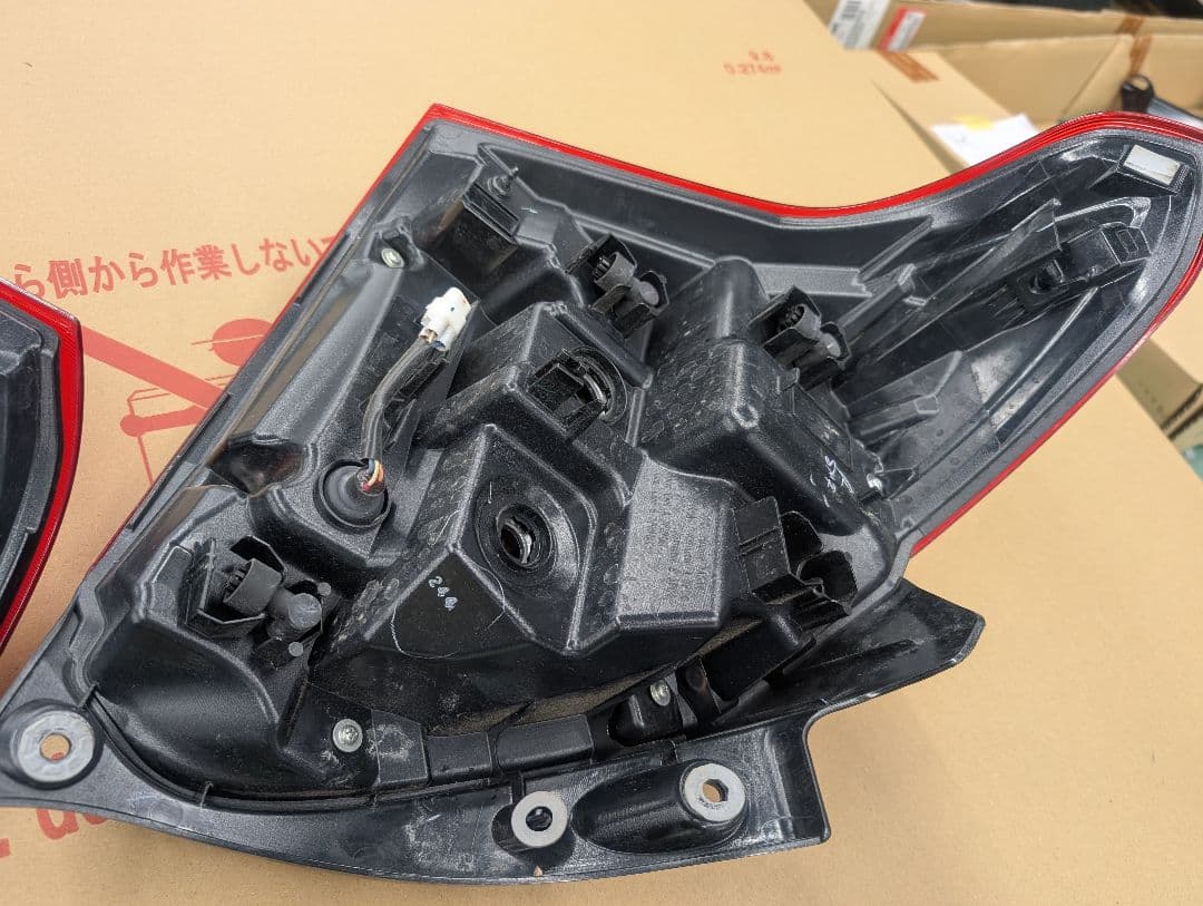 スイフト　スポーツ　テールランプ　左右