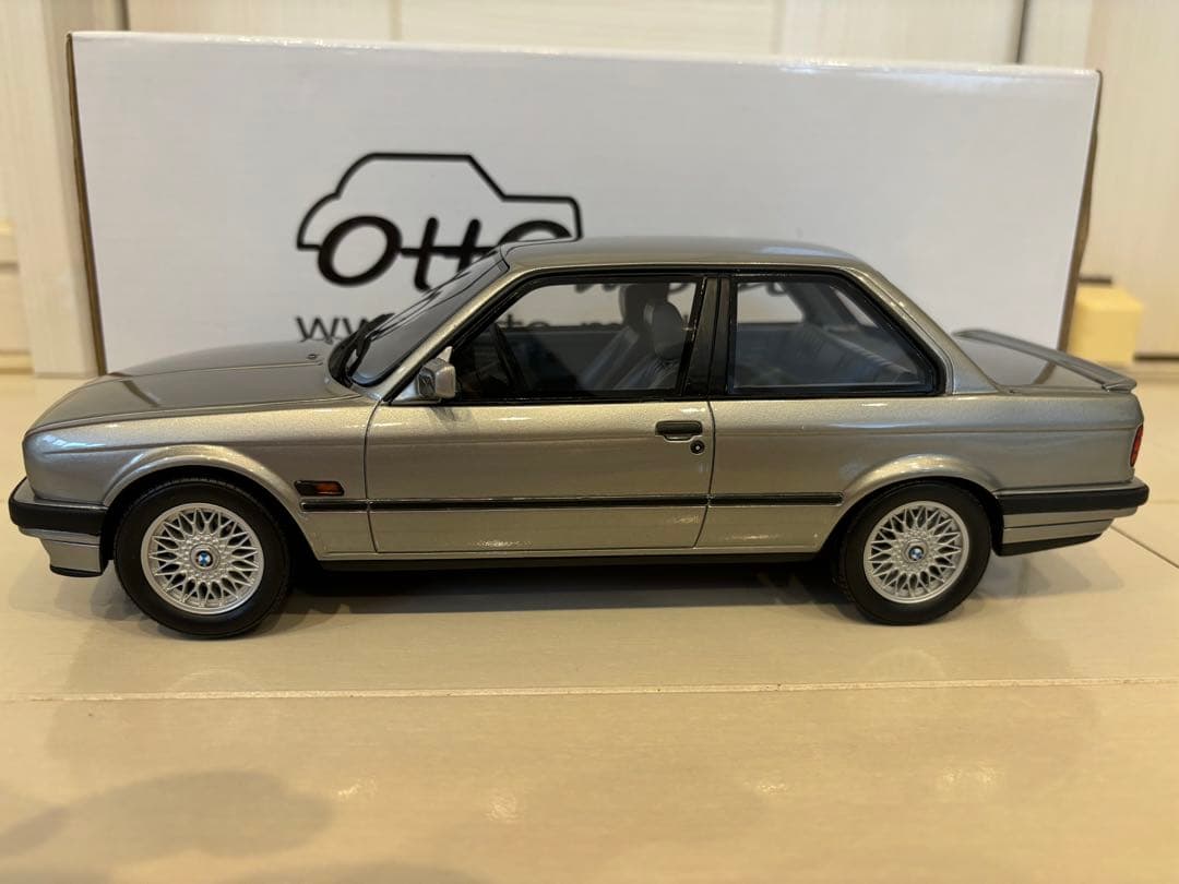  325i E30 silverミニカー Otto mobile 1/18