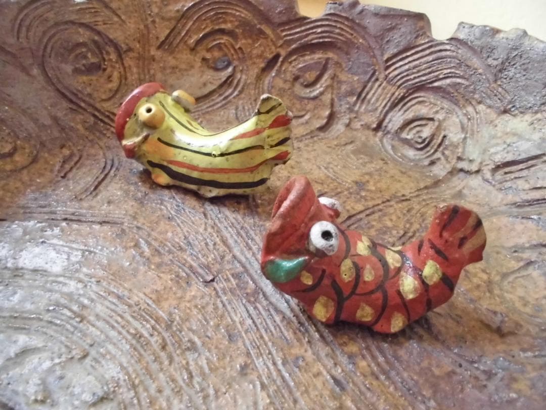 和＆アジアンテイスト　重厚感のある木の葉型の陶器の睡蓮鉢　陶器の魚の置物２体付き