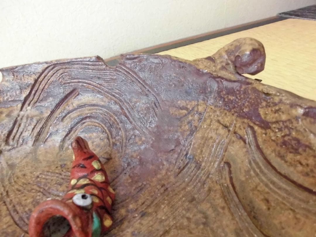 和＆アジアンテイスト　重厚感のある木の葉型の陶器の睡蓮鉢　陶器の魚の置物２体付き