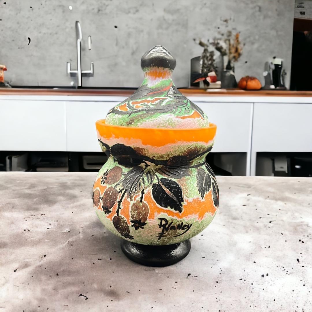 ドームナンシー ポット型　卓上照明　 カメオ彫り　被せガラス ナイトスタンド