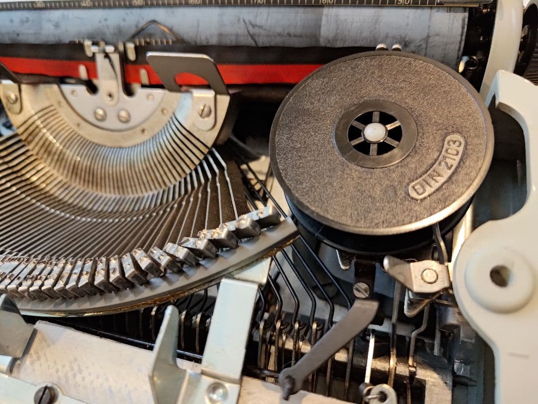 【完動品】TRIUMPH Tippa タイプライター（ドイツ製）ケース付き