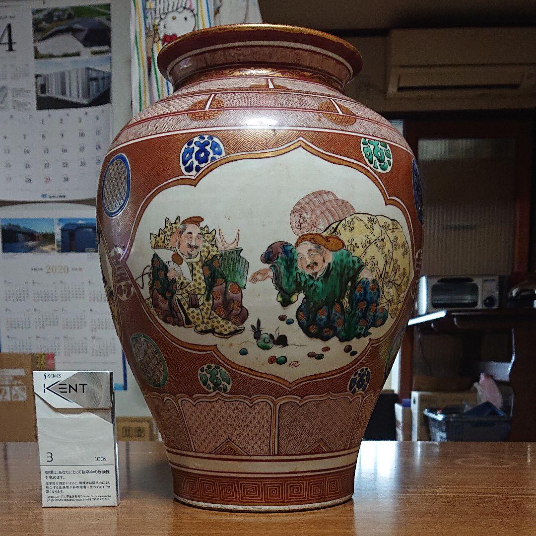 九谷焼のツボです、手の込んだ絵が特長です。